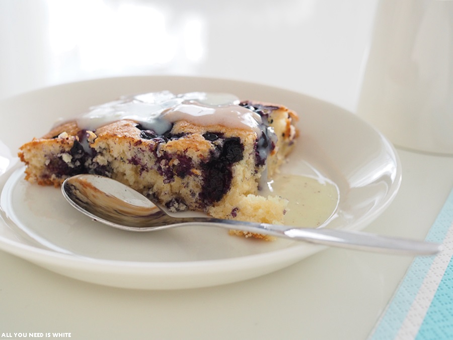 Mustikkapiirakka vaniljakastikkeella